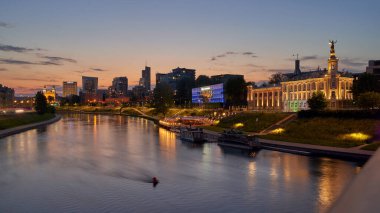 Vilnius gece panoramik şehir manzarası Neris nehri, kilise ve New Center 'ın gökdelenleri. Litvanya, Baltık ülkeleri.