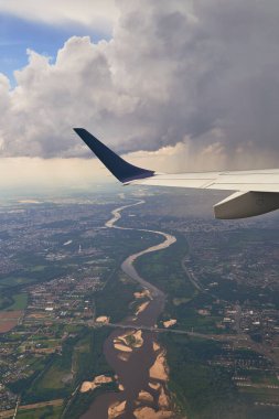 Görünür Vistula nehri ile Polonya, Varşova üzerinde uçan uçak