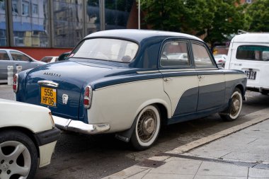 Nice, Fransa - 13 Haziran 2023: Klasik mavi-beyaz Peugeot 403 plakalı araba 1960 'larda sokağa park edilmiş..