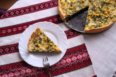 Masada nakışlı masa örtüsüyle geleneksel Ukrayna yemekleri.