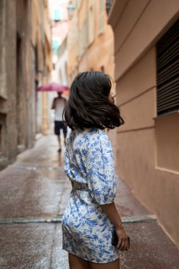 Güzel, genç, melez bir kadın, Nice 'in eski kasabasında.