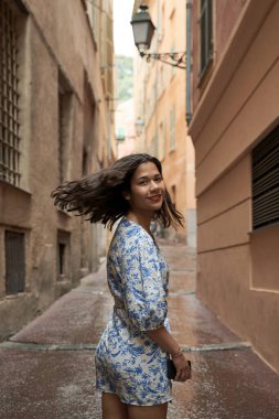 Güzel, genç, melez bir kadın, Nice 'in eski kasabasında.