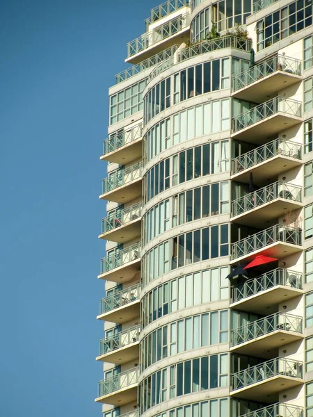 Roter Sonnenschirm Auf Dem Balkon Eines Mehrfamilienhauses Vancouver Kanada — Stockfoto