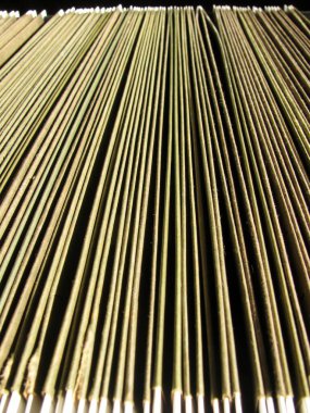 Çekmecedeki boş gri asma dosya dizinlerinin soyut arkaplan resmi.