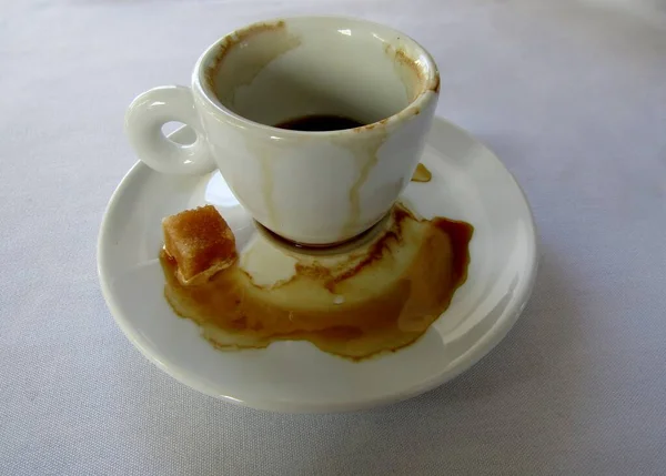 Egy Csésze Kávé Csészealjra Öntött Kávéval — Stock Fotó