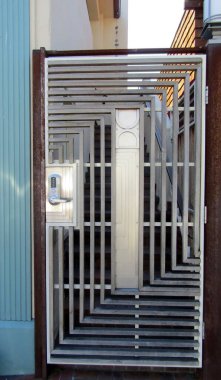 Paslanmaz çelik giriş kapısı. Carmel, California, ABD