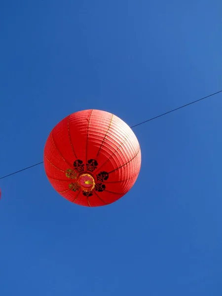 Китайський Червоний Ліхтар Проти Блакитного Неба — стокове фото