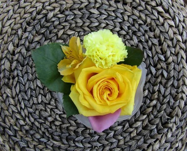 Vista Superior Mini Amarelo Alstroemeria Rosa Cravo Buquê Flores Prato — Fotografia de Stock