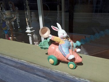 Havuç arabalı yumurta tavşanı, klasik Paskalya süslemesi.