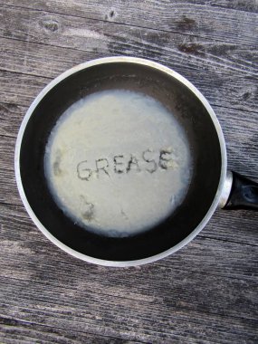 Erimiş yağdan yapılmış yağlı ve yapışmaz tavayı kızartıyorlar.