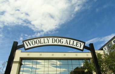 Chilliwack, BC, Kanada 'da Wooly Dog Alley tabelası
