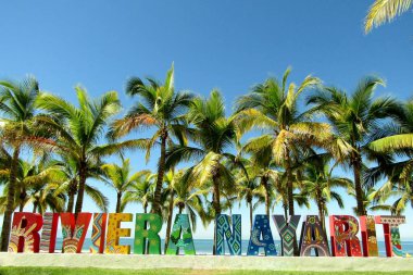 Meksika plajında renkli bir Riviera Nayarit tabelası.