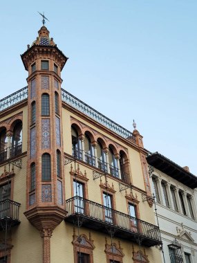 Casa Alvaro Davila 'nın tareti Avenida de la Constitucion, Seville, İspanya