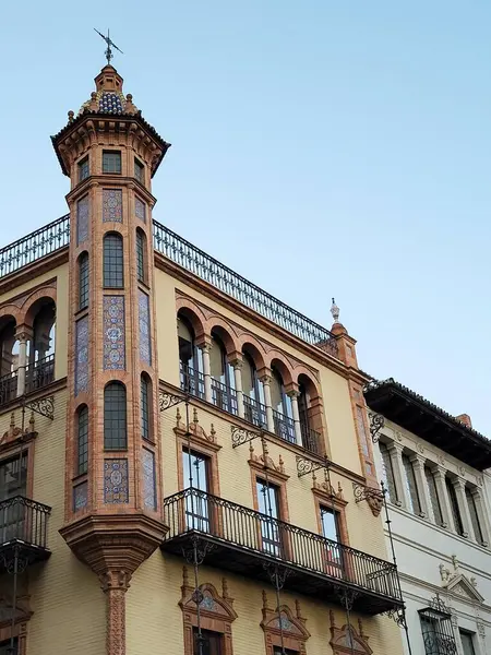 Casa Alvaro Davila 'nın tareti Avenida de la Constitucion, Seville, İspanya