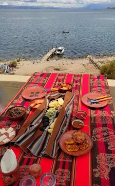 Geleneksel Bolivya yemeği - patates, Charque adı verilen kurutulmuş et, papitas denilen kinoa köftesi ve büyük çekirdekli And Dağları mısırı. Titicaca Gölü, Bolivya.