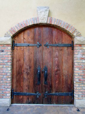 Ağaç saplı ahşap kapılar ve üzüm yaprakları şeklinde mandallar. Güney Okanagan, BC, Kanada