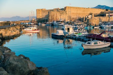 Kıbrıs Rum Kesimi, Girne, Kirenia - Nisan 2023: Kirenia Şatosu, akşam manzarası, Eski liman, ünlü tarihi popüler turizm merkezi.