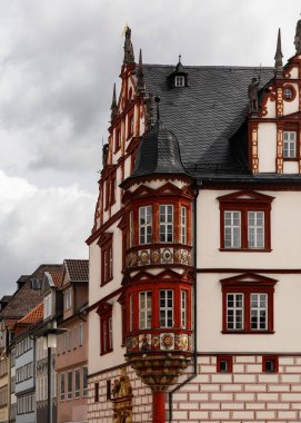 Marktplatz Coburg 'da kemerli galerileri ve dekoratif cephesi olan zarif Stadthaus binası. 16. yüzyılda inşa edilen bina, tarihi Bavyera şehir merkezinde Rönesans tarzını yansıtıyor..