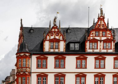 Marktplatz, Coburg Bavyera 'da Rönesans tarzı Stadthaus. 1597 'de inşa edilen bu tarihi binada atariler, dekoratif eşyalar ve bir zamanlar dük görevlileri ve misafirler için ikametgah vardı..