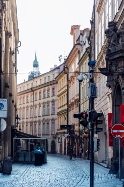 Eski Prag kasabasında tarihi binalarla dolu boş bir kaldırım taşı caddesinin manzarası. Geleneksel Avrupa mimarisi ve şehir mirası. Sadece editör kullanımı.