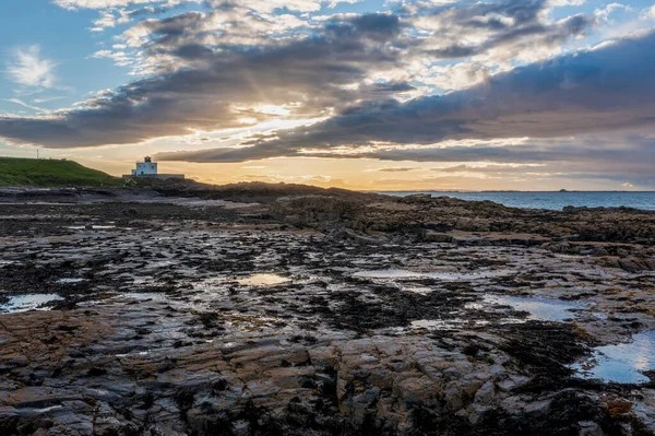 Latarnia Morska Bamburgh Harkness Rocks Zachodzie Słońca — Zdjęcie stockowe