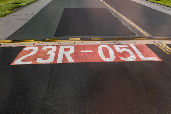 跑道入口的机场滑行道标记 — 图库照片