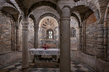 St. Stefano Kilisesi 'nin mahzeninde. Lenno' da. Sunak manzaralı.