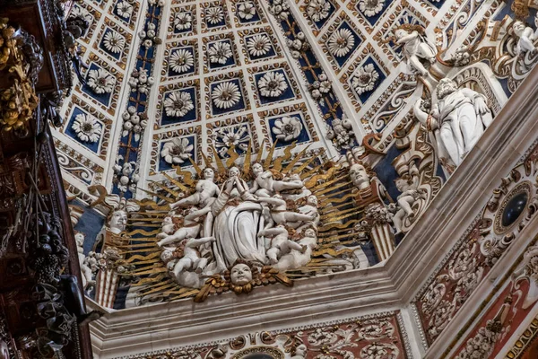 ภายในของโหระพาของ Madonna Tirano ตาล แสดงรายละเอ ยดของโดม — ภาพถ่ายสต็อก