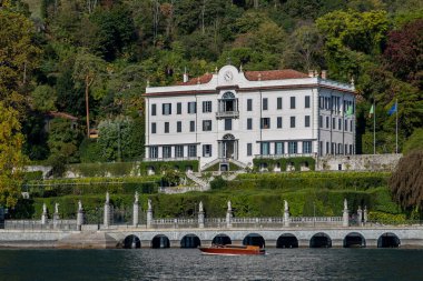 Göl kenarındaki villa carlotta. Önünde hiç kimse yok.