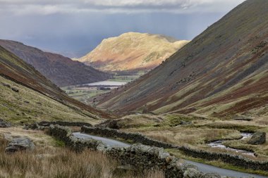 Kirkstone Geçidi Bölgesi kuzeye, Brotherswater 'a bakıyor. Gowbarrow da güneş ışığına düştü.