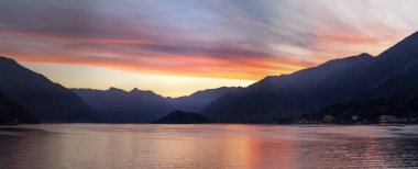 Göl manzarasında dramatik günbatımı