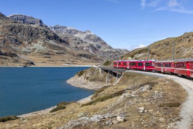 Bernina ekspres tren Spizio Bernina 'ya yaklaşıyor.