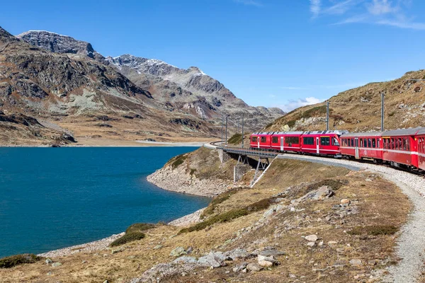 Bernina Expressa Trem Ferroviário Montanha Aproximando Ospizio Bernina Imagem De Stock