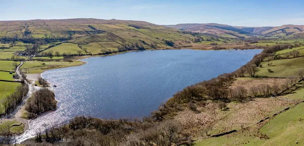 Yorkshire Dales 'in güneyinde yükselen panoramik manzara. Kimse yok.