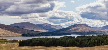 Tulla Gölü batıya, orchy Panorama köprüsüne doğru bakıyor.