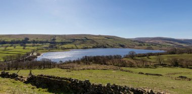 Yorkshire 'da deniz suyunun güneyine bakan panoramik manzara.