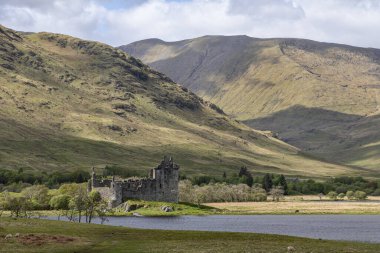 Kilchurn Şatosu güneşli bir günde gölün kıyısından görüldü.