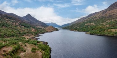 Leven Gölü boyunca batıya bakıyorum ve Glencoe 'nun yükseltilmiş panoramik manzarası.