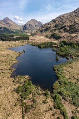 Lochan Urr, Glen Etive İskoçya 'da. Kuzey manzaralı, dikey panoramada kimse yok. 