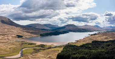 Tulla Gölü batıya, orchy yüksek panoramik manzaralı köprüye bakıyor.