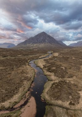 Buachaille etive mor glencoe Scotland nehir nehri ve A82 köprü yaz simülasyon günbatımı