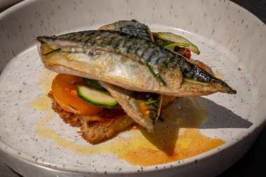 Tavada kızartılmış uskumru fileto, domates kabı ve samphire.