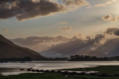 Gün batımında Glencoe köyünden Leven Gölü 'nden Ballachulish' e batıya bakıyorum. 