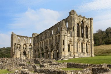 Rievaulx Manastırı, Kuzey Yorkshire 'dan. Koroya dokuz sunağın kilisesini ve güneşli günü gösteriyor.