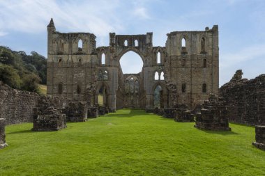 Rievaulx Manastırı Batı Yorkshire 'ın kuzeyinde. Kule ve güney kalıntılarını gösteriyor. Güneşli bir gün.