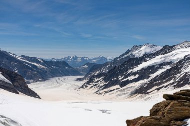 Jungfraujoch İsviçre 'den gelen Aletsch buzulu sağ taraftaki Dreieckhorn' a yakın mesafedeki Eggishorn 'a ve uzak mesafedeki Pizzo Cervandone' a ve Helsenhorn 'a bakıyor.