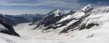 Jungfraujoch İsviçre 'den Aletsch buzulu manzarası merkezdeki Dreieckhorn' a sağdaki Aletschhorn 'a yakın mesafedeki Eggishorn' a ve uzak mesafedeki Pizzo Cervandone ve Helsenhorn 'a bakıyor.