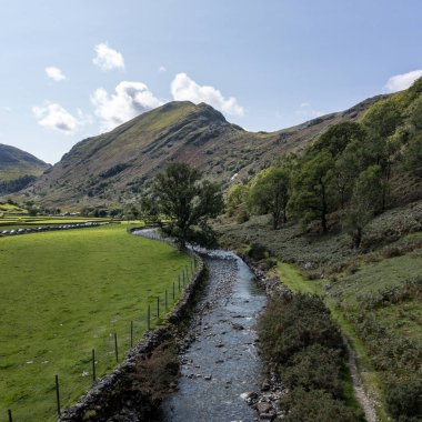 River Derwent in the seathwaite Valley Borwdale Lake District 'ten güneye, kahverengi üsse doğru gitti.