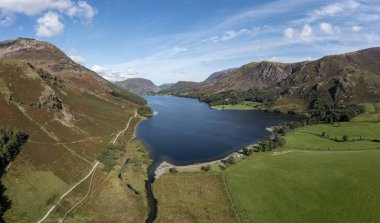 Tereyağlı göl manzaralı. Kırık su ve göl bölgesinin ötesinde mellbreak var.
