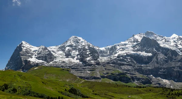 Hegyek Eiger Kolostor Dzsungfrau Felett Wengen Falu Berni Oberland Napos Stock Fotó